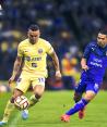 Jonathan Rodríguez cubre el balón ante la marca de Celso Ortiz en el América vs Monterrey.