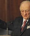 El abogado rumano-estadounidense Benjamin Ferencz, exsoldado en la Segunda Guerra Mundial y uno de los fiscales para los juicios de Núremberg contra los nazis, emite unas palabras durante la inauguración de una muestra con motivo de los juicios de Núremberg, el domingo 21 de noviembre de 2010