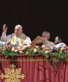 El Papa bendice  a los asistentes a la ceremonia del Domingo de Resurrección, ayer.