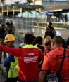 Ciudadanos de Guayaquil, Ecuador, observan mientras policía realiza labores de seguridad al exterior de la Penitenciaría del Litoral.