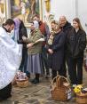 Creyentes celebran  la Pascua ortodoxa en Ucrania, en medio de la guerra, ayer.