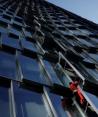 "Spiderman francés" escala un edificio emblemático contra la reforma de Macron; han varias protestas.