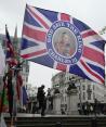 Una bandera con una imagen del rey Carlos III de Gran Bretaña a la venta para celebrar la coronación del rey Carlos III, en una tienda de Londres, el jueves 27 de abril de 2023.