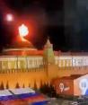 Objeto luminoso sobrevuela el Kremlin; presunta muestra del ataque con drones de Ucrania.