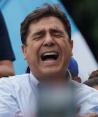 El candidato presidencial Carlos Pineda, del partido Prosperidad Ciudadana, entona el himno nacional tras salir de la Corte de Constitucionalidad en la Ciudad de Guatemala