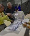 Funcionarios electorales cuentan los votos en un centro de votación de Pamplona, España, el domingo 28 de mayo de 2023.