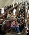 Residentes se refugian en una estación del Metro en Kiev, ayer.