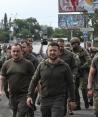 El presidente de Ucrania, Volodimir Zelenski, visita el área inundada tras el quiebre de la presa de Nova Kajovka, ayer en Jerson.