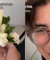 Una chica le regaló flores a su novio; él se emocionó mucho.