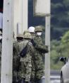 Miembros de la Fuerza de Autodefensa de Japón se reúnen cerca de una instalación en un campo de tiro de la base, luego de un tiroteo mortal en Gifu, en el centro de Japón, el miércoles 14 de junio de 2023.