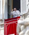 El papa Francisco reapareció este domingo para dar la bendición desde su ventana luego de que fue operado de una hernia que tenía en los intestinos.