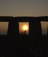 Una curiosa alianza de druidas, paganos, hippies, vecinos, turistas y brujas y magos disfrazados se reúne en torno a un círculo de piedra prehistórico en una llanura en el sur de Inglaterra para expresar su devoción al sol, o para un poco de diversión.