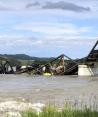 Varios vagones de un tren de carga están semisumergidos en el río Yellowstone tras el derrumbe de un puente cerca de Columbus, Montana.