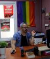 El activista por los derechos LGBT Cuneyt Yilmaz trabaja en una oficina antes de una entrevista.