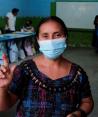 Una mujer reacciona después de votar en un colegio electoral durante la primera vuelta de las elecciones presidenciales de Guatemala en Chinautla, Guatemala, el 25 de&nbsp;junio&nbsp;de&nbsp;2023.