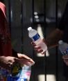 Un miembro de Star of Hope, una organización benéfica, reparte agua a personas sin hogar durante un período de clima cálido en Houston, Texas.