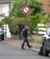 Un oficial inspecciona la vivienda del alcalde de L’Hay-les-Roses, tras el ataque a su familia, el pasado 1 de julio.