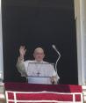 El Papa Francisco saluda a fieles desde la Plaza de San Pedro, en el Vaticano, ayer.