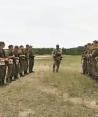 En esta foto tomada de un video difundido por el Ministerio de Defensa de Bielorrusia vía VoenTV el viernes 14 de julio de 2023, un instructor del contratista militar Wagner, centro, conversa con soldados bielorrusos durante un entrenamiento cerca de la aldea de Tsel, al sureste de Minsk, Bielorrusia.