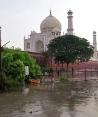 LA inundación ocasionada por el desbordamiento del río Jamuna, en India, llegó hasta los muros externos del Taj Mahal.