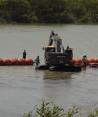 Personal estatal instala las boyas flotantes en el río Grande el pasado 11 de julio.