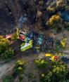 Rescatistas operan en el lugar del accidente de un avión de extinción de incendios que se estrelló tras un lanzamiento de agua mientras arde un incendio forestal cerca del pueblo de Platanistos, en la isla de Eubea, Grecia.