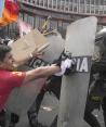 Manifestantes enfrentan a la policía, ayer, en Lima, a unas calles del Congreso.