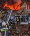 Bomberos combaten un incendio tras el impacto de drones en Járkov, ayer.