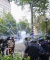 Policías detonan una bomba de humo para dispersar a una multitud, el viernes 4 de agosto de 2023, en Union Square, Nueva York.