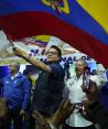 El candidato Fernando Villavicencio ondea una bandera minutos antes de que fuera asesinado en Quito, Ecuador.