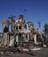 Un inmueble quedó reducido a ruinas tras el voraz incendio forestal en Lahaina, Hawái, de acuerdo con esta imagen tomada el sábado 12 de agosto de 2023