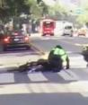 'Ni modo que no se quite; ni modo que no frene'; policía y motociclista chocan de frente