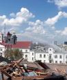 En esta imagen, tomada de un video distribuido por el Servicio de Emergencias ucraniano, bomberos trabajan en el tejado del teatro Taras Shevchenko dañado durante una ataque ruso sobre la ciudad de Cherníhiv, Ucrania, el 19 de agosto de 2023.