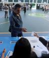 Una persona emite un voto en un centro de votación durante la segunda vuelta de las elecciones presidenciales en la Ciudad de Guatemala, Guatemala, el 20 de agosto de 2023.