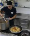 Un cocinero prepara pasta con cangrejo azul en un restaurante de Orbetello, Italia, el lunes 14 de agosto de 2023.