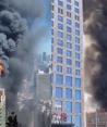 Por horas, un feroz incendio consumió un edificio de oficinas de 27 pisos en China.