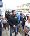 El gobernador Ron DeSantis (centro) platica con afectados.