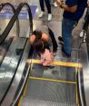 Niña de 2 años queda prensada en escaleras eléctricas de centro comercial por  descuido de su madre.