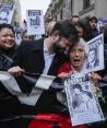 El presidente de Chile, Gabriel Boric (centro), participa en una manifestación con familiares de detenidos en la dictadura de Pinochet.