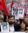 El presidente Gabriel Boric encabeza marcha antirrégimen con deudos de las víctimas, ayer.