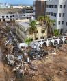 Calles enlodadas y vehículos destruidos evidencian el impacto de la tormenta Daniel, ayer.