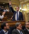 Alberto Núñez Feijóo saluda a la asamblea desde su escaño, ayer.