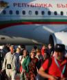 Personas evacuadas de Israel en un avión del Gobierno búlgaro llegan al Aeropuerto Internacional de Sofía, en Sofía, Bulgaria, ayer.