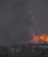 El humo y el fuego se elevan tras un ataque aéreo israelí en la Franja de Gaza, visto desde el sur de Israel.