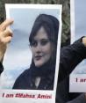 Disidentes del régimen iraní protestan con fotos de Mahsa Amini en el extranjero, el año pasado.