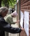 Las personas buscan sus nombres en las listas electorales antes de emitir su voto durante las elecciones generales en Buenos Aires, Argentina, el domingo 22 de octubre de 2023