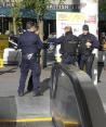 Policías desalojan la estación en la que una mujer lanzó amagos terroristas al grito de “Alá”, ayer.