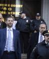 Eric Trump, ayer, al salir del tribunal donde rindió testimonio por el caso de fraude.