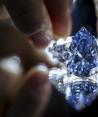 Un empleado de Christie's muestra el "Bleu Royal", un anillo con un diamante en forma de pera azul vívido de 17,61 quilates, durante una muestra previa de Christie's en Ginebra, el jueves 2 de noviembre de 2023.