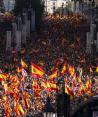 Miles de ciudadanos, convocados por el PP, protestan contra el pacto con Junts.